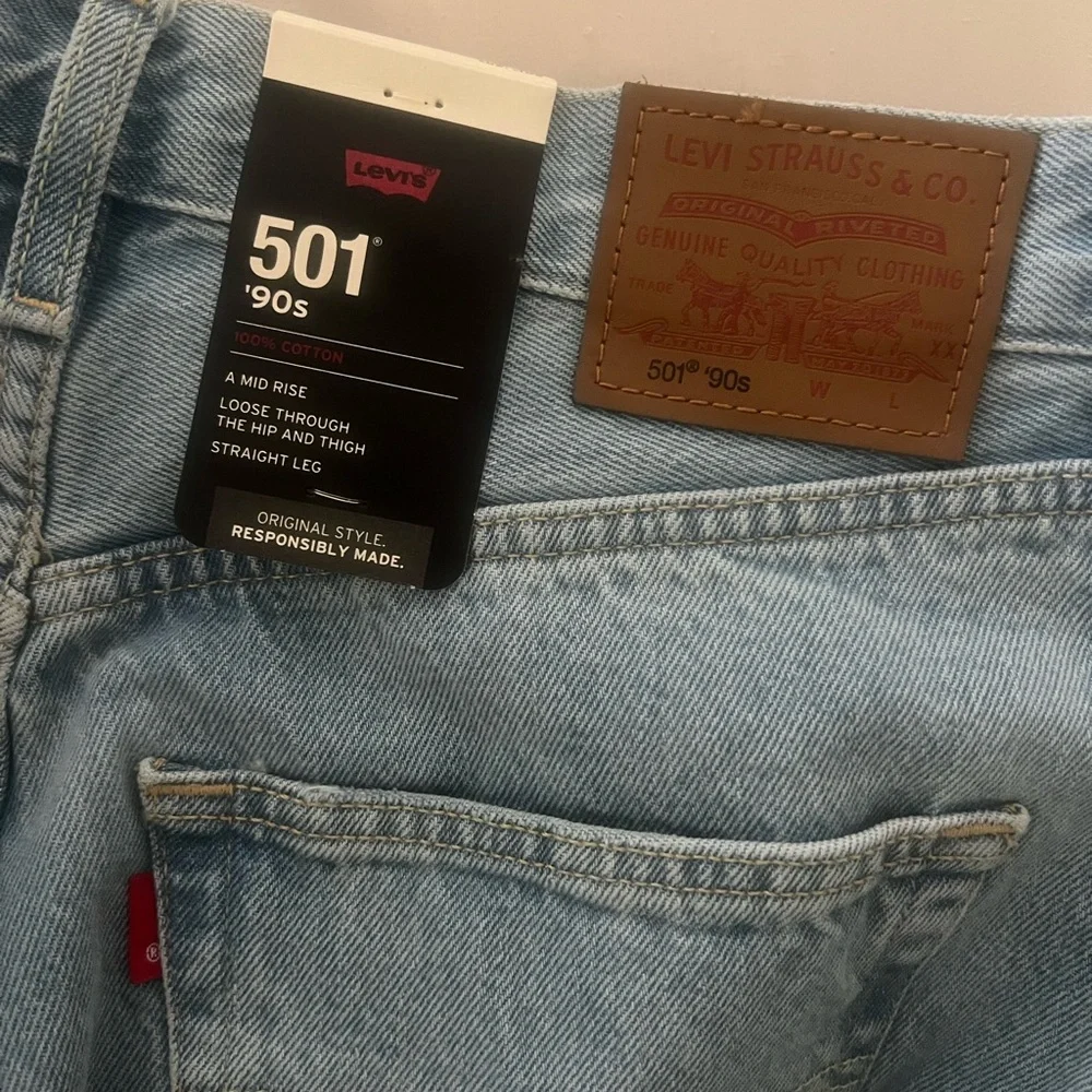 Levi's Women's Light Blue 501 90’s Jeans - Picture 4 of 6